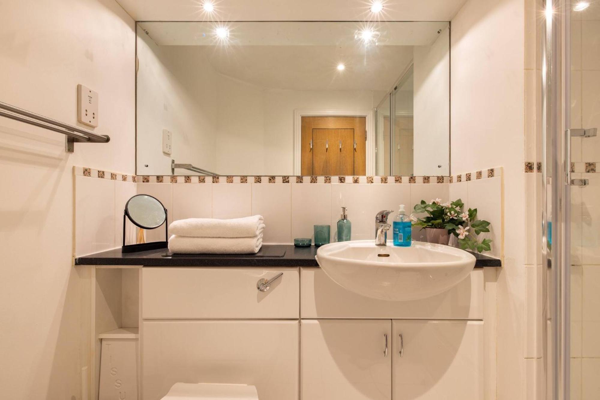 Wild Roses Service Apartments - East India Λονδίνο Εξωτερικό φωτογραφία