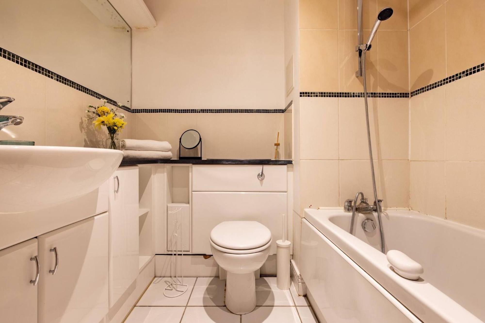 Wild Roses Service Apartments - East India Λονδίνο Εξωτερικό φωτογραφία